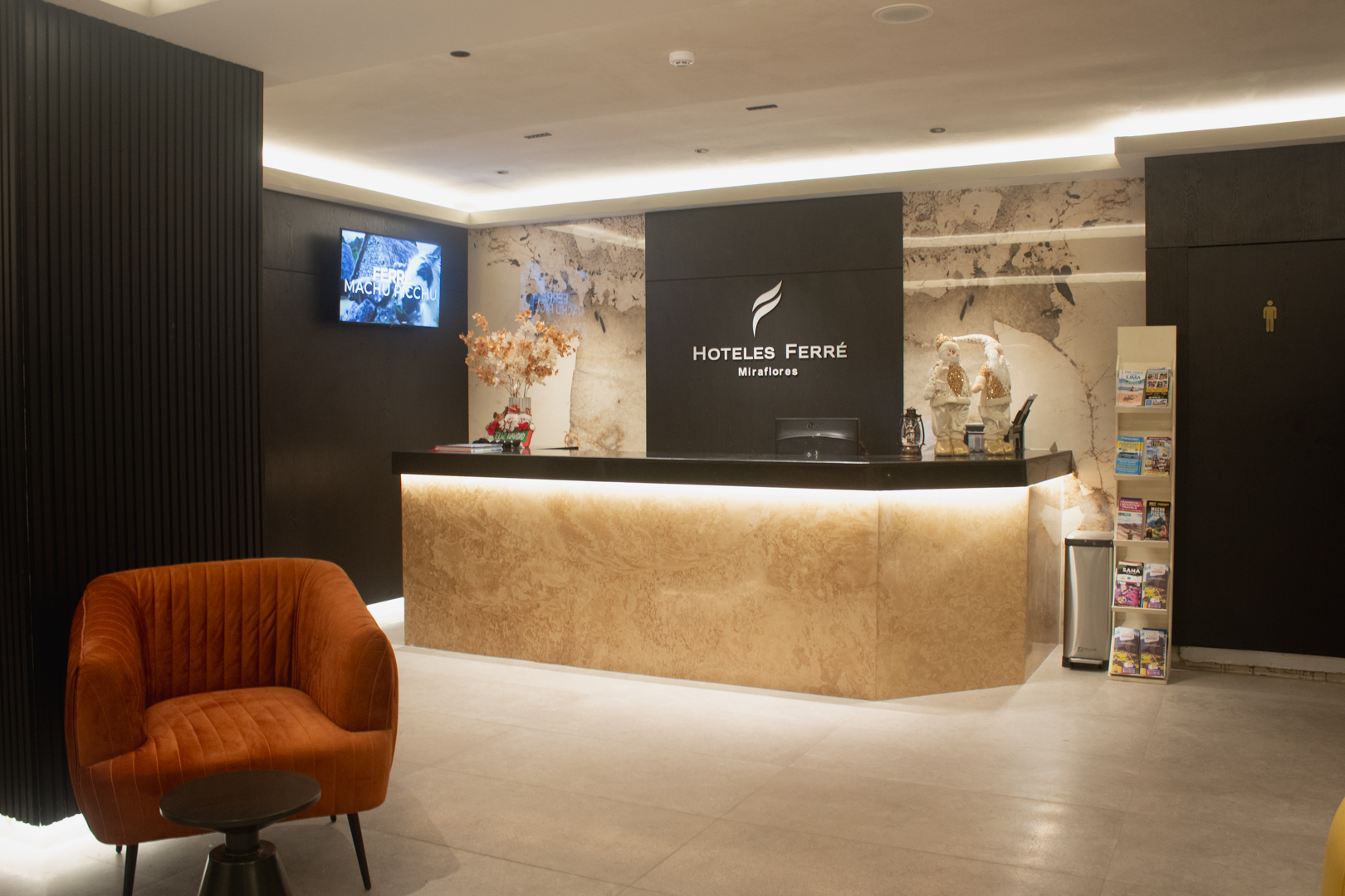 Lobby lujoso del hotel en Miraflores