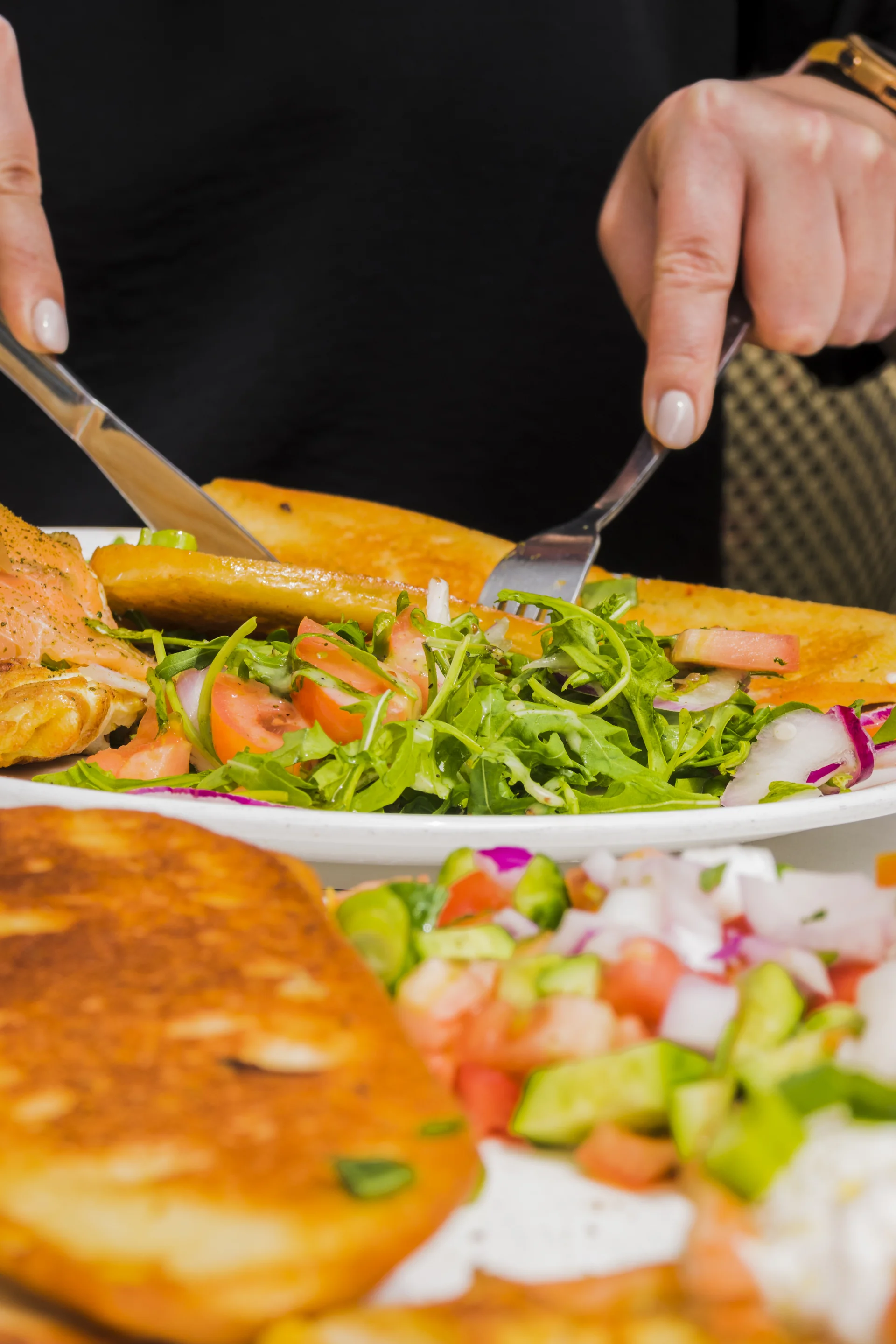 Gastronomía peruana tradicional servida en mesa de madera colonial