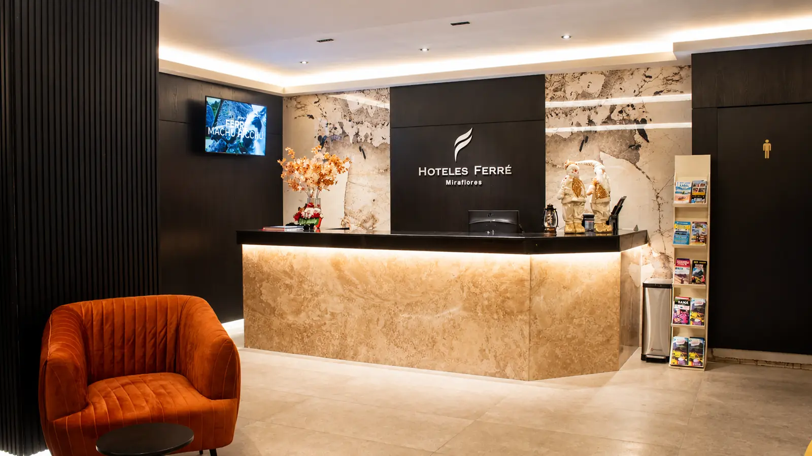 Fachada moderna del Hotel Ferré en Miraflores, Lima