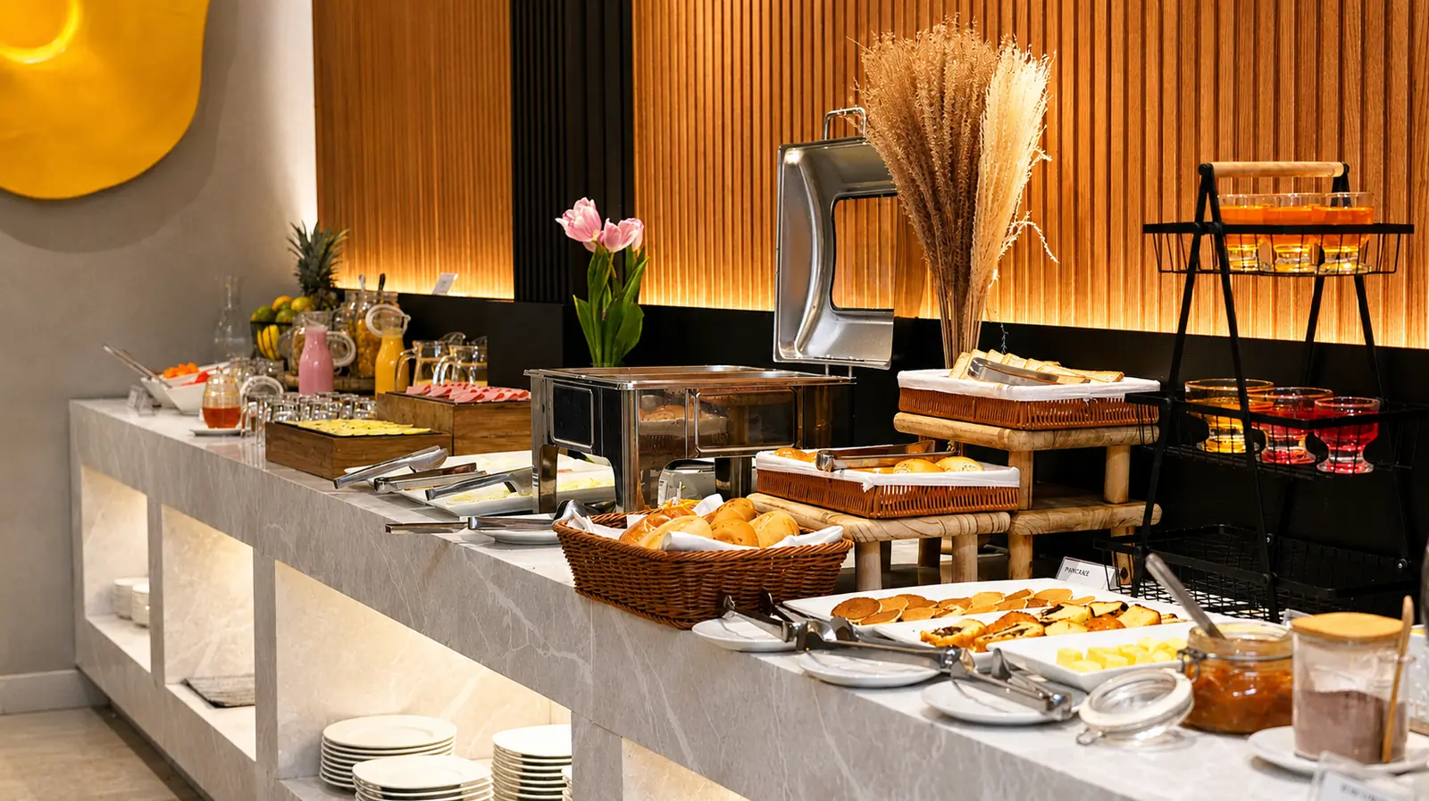 Buffet de desayuno andino con frutas tropicales y pan artesanal